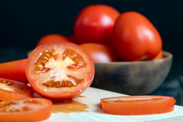 Delicioso tomate fresco cortado en trozos sobre la mesa