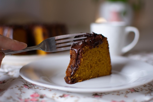 Un delicioso trozo de bizcocho de zanahoria con chispas de chocolate y brigadeiro