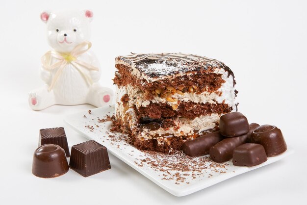 Foto delicioso trozo de pastel de chocolate con glaseado de chocolate y candy