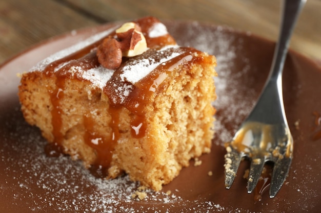 Un delicioso trozo de pastel medio comido en un plato sobre una mesa de madera