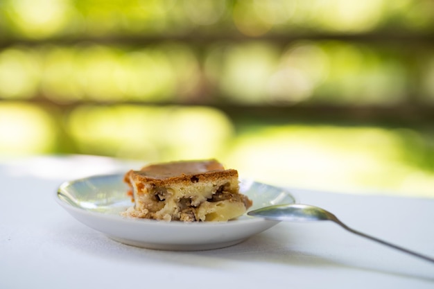 Un delicioso trozo de pastel un postre en un plato