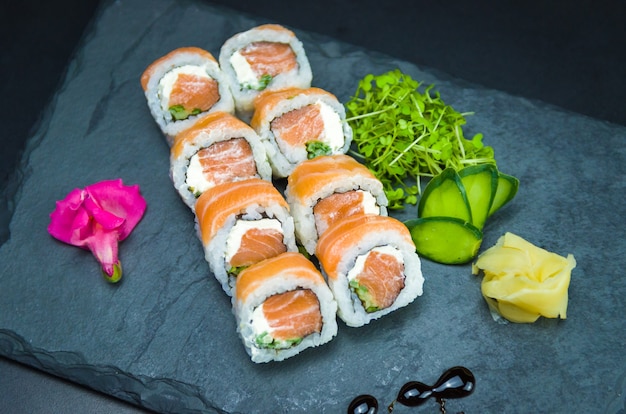 Delicioso Uramaki en placa de pizarra