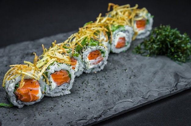 Delicioso Uramaki en placa de pizarra