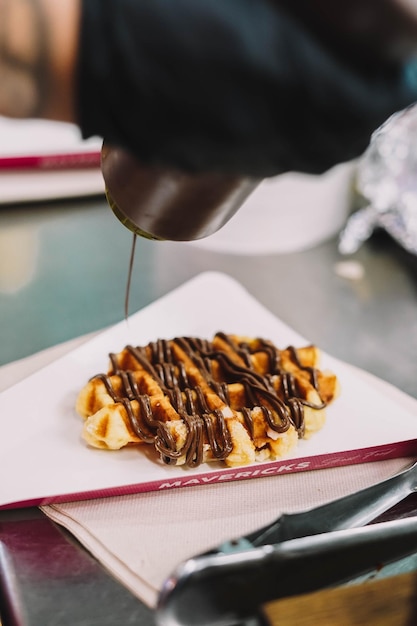 Delicioso waffle com calda de chocolate para levar em qualquer lugar.