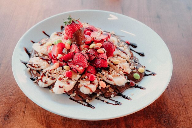 Delicioso waffle com calda de chocolate