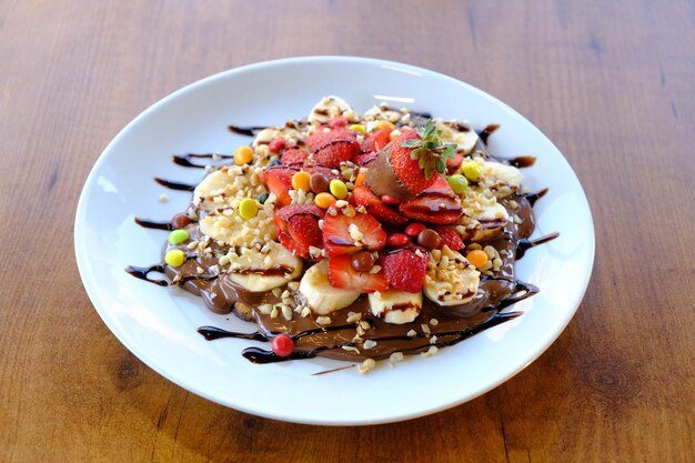 Foto delicioso waffle com calda de chocolate