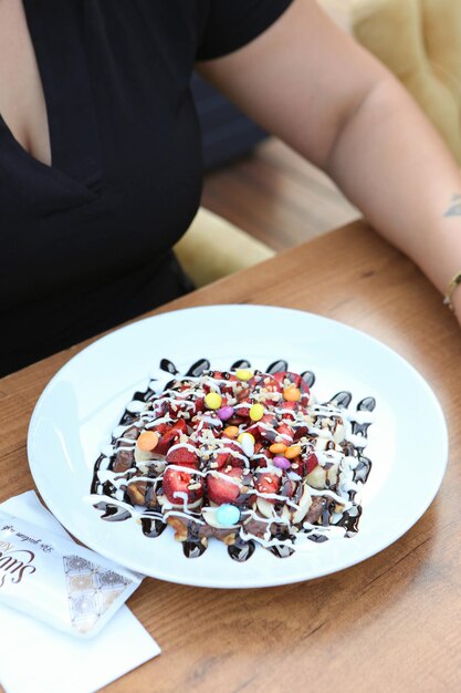 Delicioso waffle com calda de chocolate