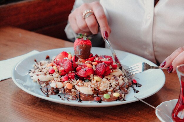 Delicioso waffle com calda de chocolate