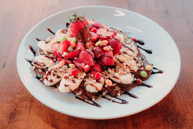 Delicioso waffle com calda de chocolate