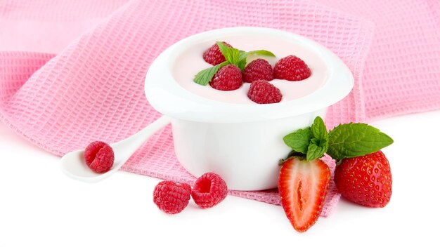 Delicioso yogur con bayas aislado en blanco