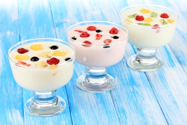 Delicioso yogur con fruta en primer plano de la mesa