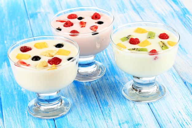 Delicioso yogur con fruta en primer plano de la mesa