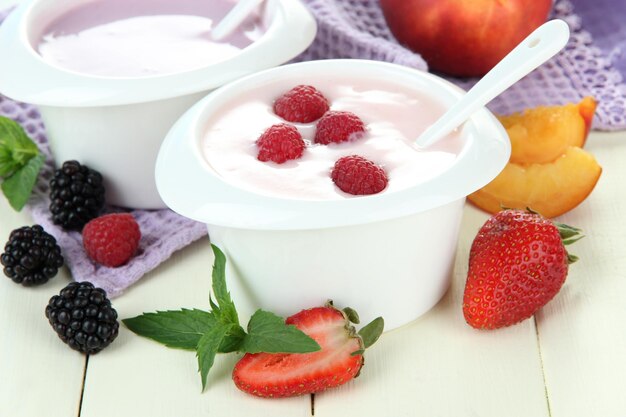 Delicioso yogur con frutas y bayas en primer plano de la mesa