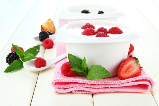 Delicioso yogur con frutas y bayas en primer plano de la mesa