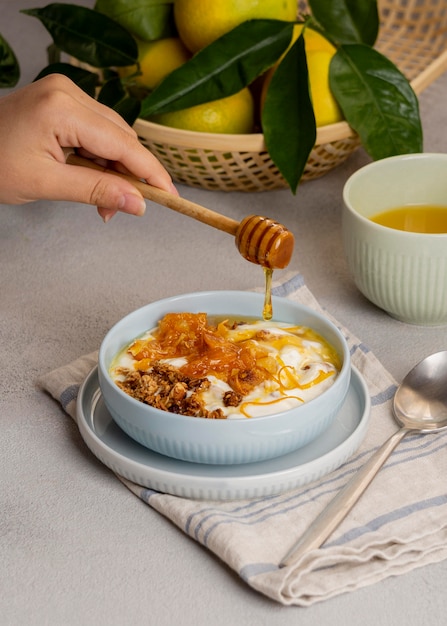 Foto delicioso yogur con piel de limón y miel.