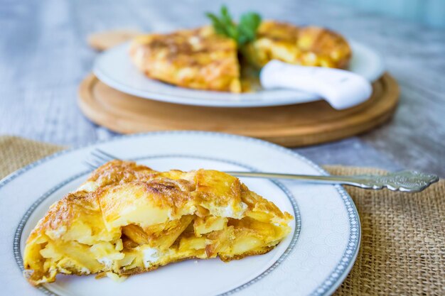 Deliciosos alimentos turcos; huevos fritos con patatas.