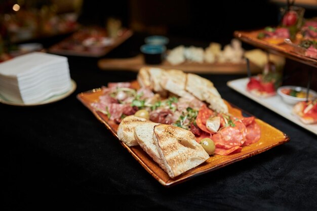 Deliciosos aperitivos fatiados de legumes jamon e lanches de pão sírio