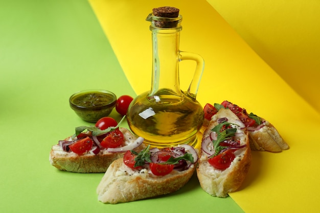 Deliciosos aperitivos italianos bruschetta sobre fondo de dos tonos