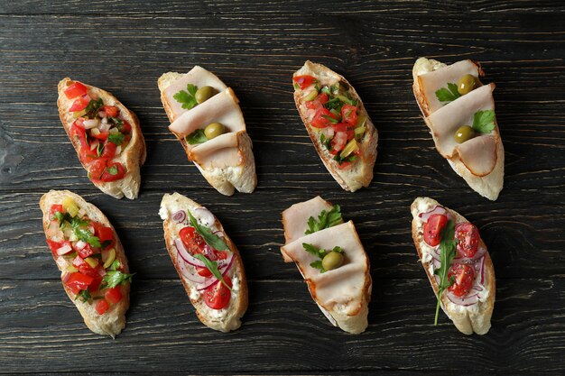 Deliciosos aperitivos italianos bruschetta sobre fondo de madera