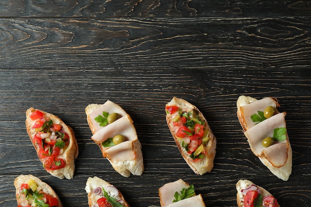 Deliciosos aperitivos italianos bruschetta sobre fondo de madera