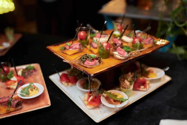 Foto deliciosos aperitivos en rodajas de jamón y bocadillos de pan plano