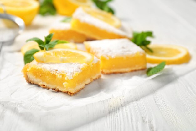 Deliciosos bares de tarta de limón en la mesa de madera