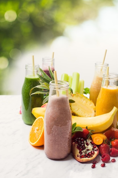 Los deliciosos batidos con frutas exóticas sobre un fondo blanco.