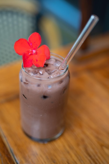 Deliciosos batidos no balcão do bar num frasco de vidro com canudo