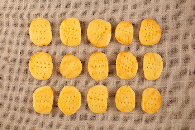 Deliciosos biscoitos caseiros sem glúten ficam em fileiras uniformes sobre a serapilheira.