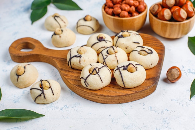 Deliciosos biscoitos com avelãs, vista superior