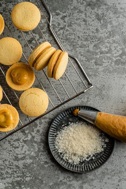 Deliciosos biscoitos com creme na mesa