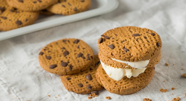 deliciosos biscoitos com sorvete de morango em um balcão