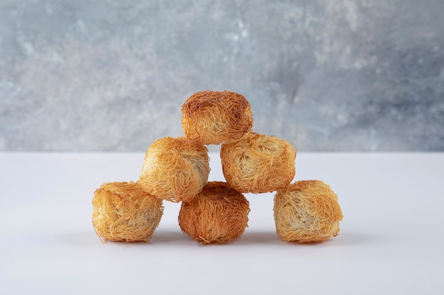 Deliciosos biscoitos crocantes caseiros em uma mesa branca.