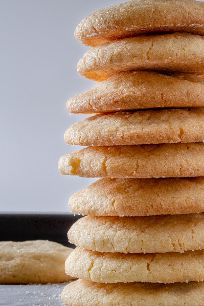 Deliciosos biscoitos de açúcar em uma mesa de madeira em close-up