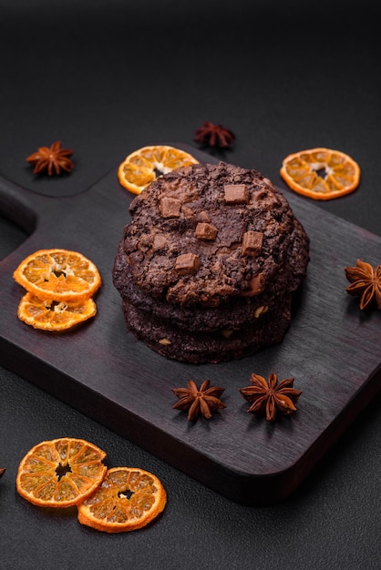 Deliciosos biscoitos de aveia crocantes frescos com chocolate e nozes