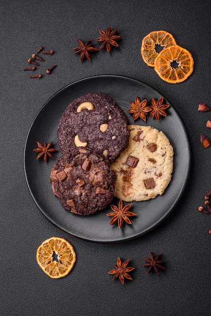 Deliciosos biscoitos de aveia crocantes frescos com chocolate e nozes