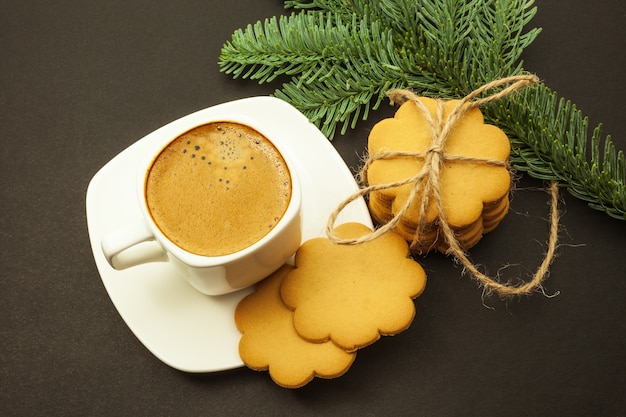 Deliciosos biscoitos de café e gengibre na mesa