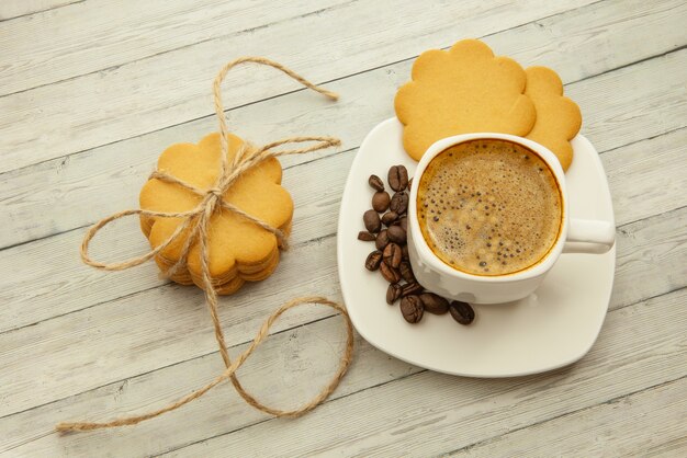 Deliciosos biscoitos de café e gengibre na mesa