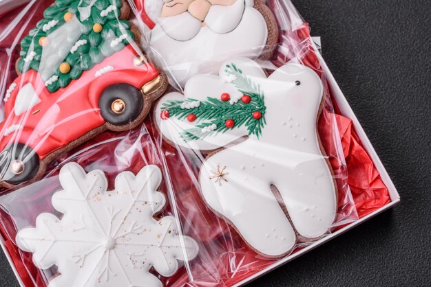 Deliciosos biscoitos de gengibre de Natal em um fundo de concreto texturizado escuro