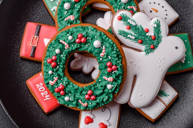 Deliciosos biscoitos de gengibre frescos e coloridos de Natal ou Ano Novo