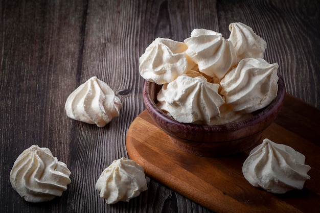 Deliciosos biscoitos de merengue na mesa