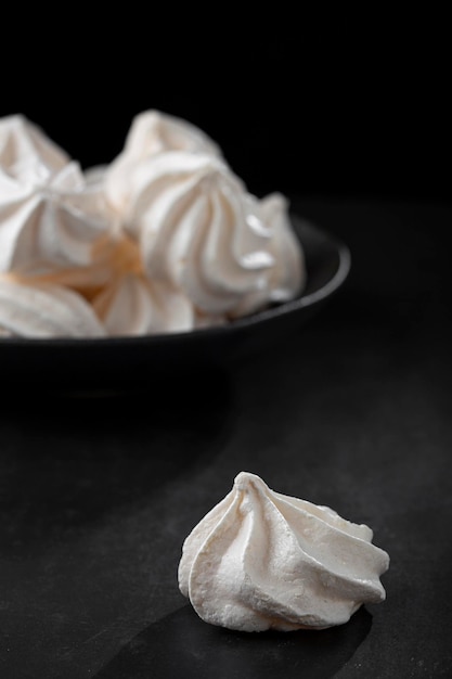 Deliciosos biscoitos de merengue na mesa