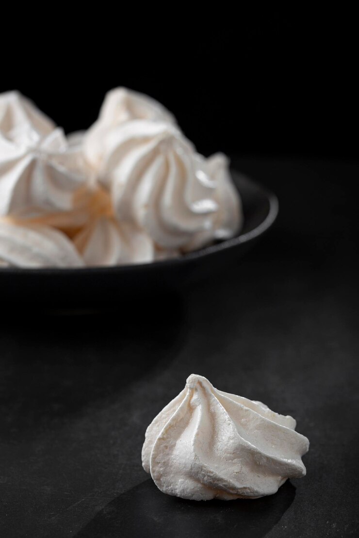 Foto deliciosos biscoitos de merengue na mesa