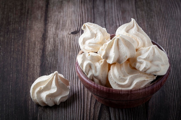 Deliciosos biscoitos de merengue na mesa