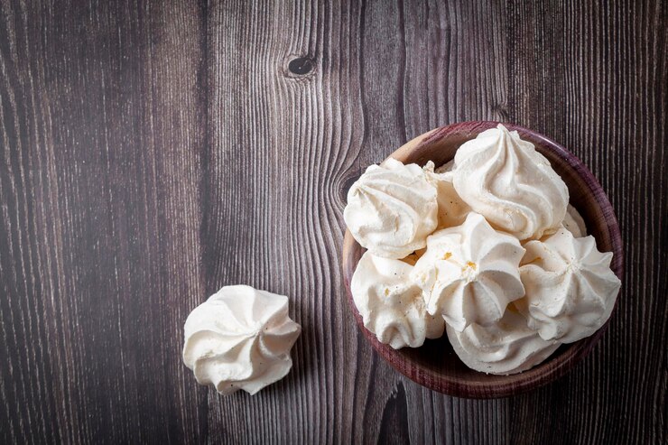 Foto deliciosos biscoitos de merengue na mesa