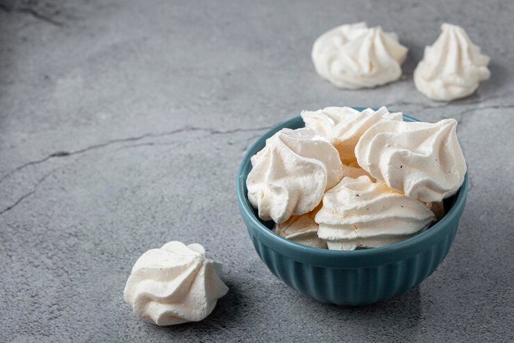 Foto deliciosos biscoitos de merengue na tigela