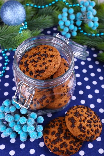 Deliciosos biscoitos de Natal em uma jarra em close-up da mesa