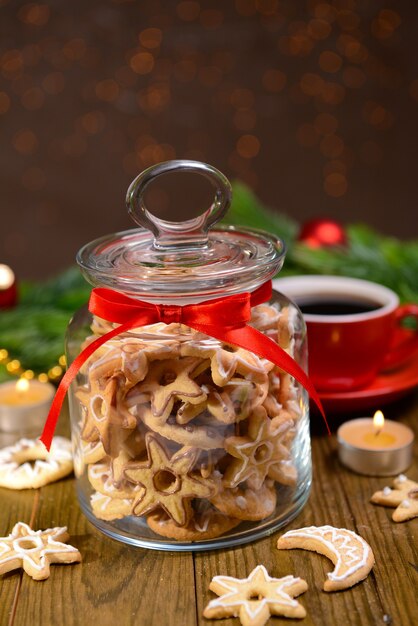 Deliciosos biscoitos de Natal em uma jarra na mesa