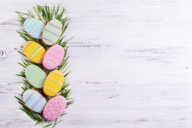 Deliciosos biscoitos de páscoa em fundo de madeira