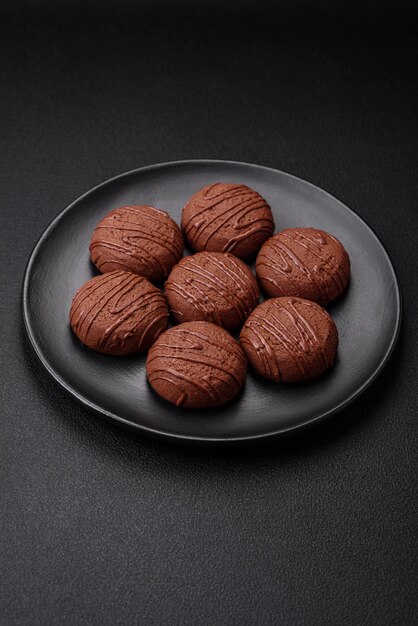 Deliciosos biscoitos doces de chocolate em uma placa de cerâmica preta